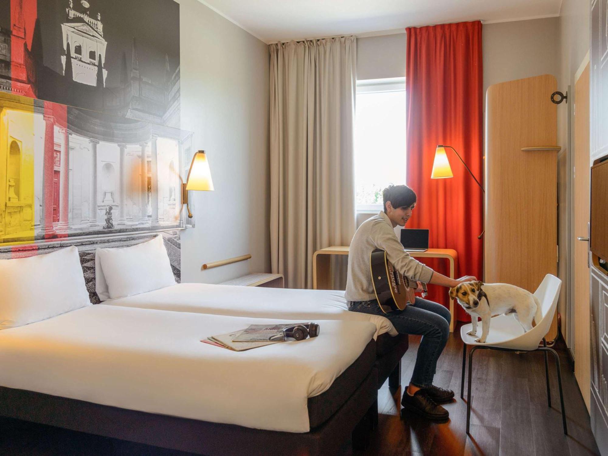 Hotel Ibis Milano Fiera 4*